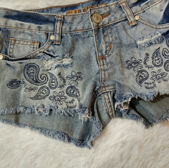 🔴 Free Culture Embroidered Cut Off Denim Shorts - Picture 3 of 8
